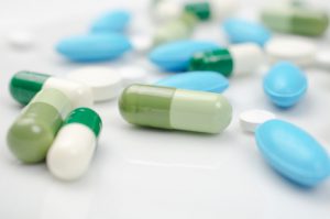 Antibiotika Pillen auf weißem Untergrund